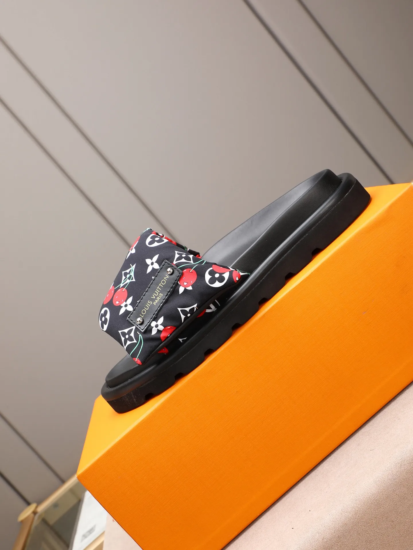 PP360 [LOUIS VUITTON] Louis Vuitton, LV printing, men's and women's slippers are on the market. The drawer box packaging comes with a cloth bag and a card. The upper pattern looks very soft and waxy, and it is a super versatile leg slimming tool. Fabric: imported denim/canvas/old fabric, LV hardware LOGO, official website pattern printing, comfortable to wear, feet: high-elastic PU water table. Sole: foam sole, heel height: about 5cm. Code number: 35-46, 35, 45, 46 are custom-made and non-returnable. Color: multiple colors and styles available.